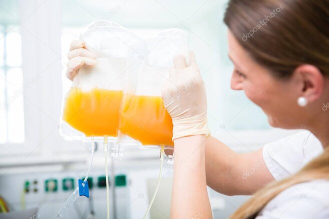 Incontro informativo sulla donazione di plasma con un relatore e il pubblico in sala
