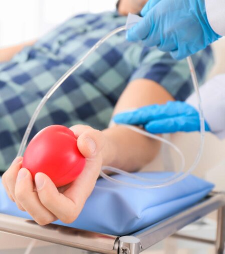Nuovo donatore di sangue accolto da un volontario FRATRES