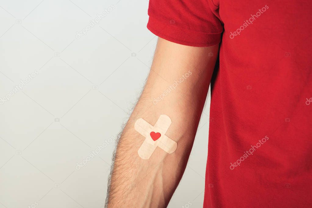 Donatore di sangue che compila un questionario prima della donazione