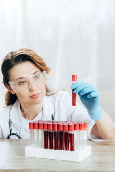 Infermiera che prepara in sicurezza la postazione per la donazione di sangue