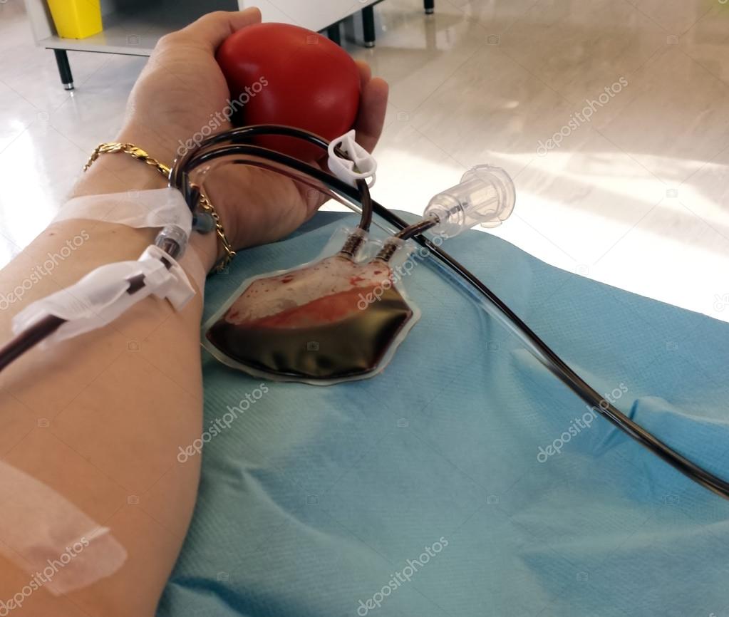 Nuovo donatore di sangue accompagnato da un volontario