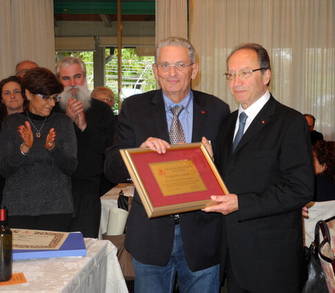 Il Presidente Fatres Nazionale L. Cardini consegna attestato e medaglia oro per le 50 donazioni al donatore Alessandro Berlucchi