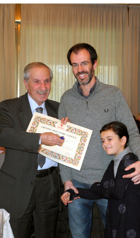 24/12/14: il Presidente Fatres Nazionale L. Cardini consegna attestato e medaglia oro per le 50 donazioni al donatore Alessandro Berlucchi Il Presidente Fatres Nazionale L. Cardini consegna attestato e medaglia oro per le 50 donazioni al donatore Alessandro Berlucchi
