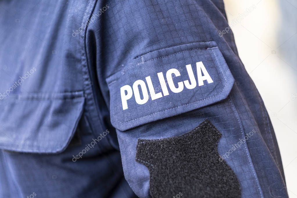 Piazza con gazebo informativo e passanti che si fermano per chiedere informazioni sulla donazione